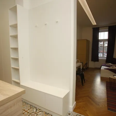 Tramvaj Διαμέρισμα *